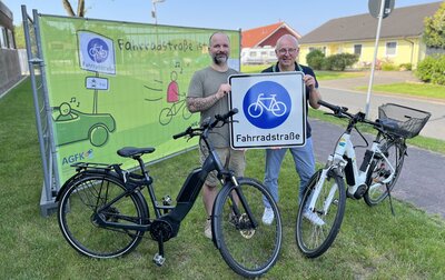 Ortsbürgermeister Fabian Goiny und Stadtrat Martin Döscher mit Schild Fahrradstraße