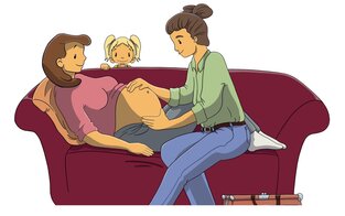 Hebamme sitzt mit schwangerer Frau auf einem Sofa und tastet den Bauch ab