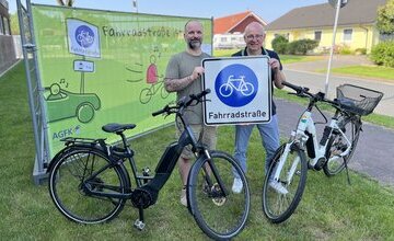 Ortsbürgermeister Fabian Goiny und Stadtrat Martin Döscher mit Schild Fahrradstraße