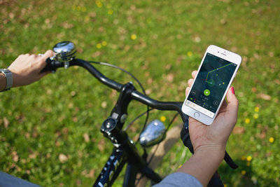 Radfahrer nutzt App