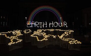Schriftzug Earth Hour mit Regenbogen