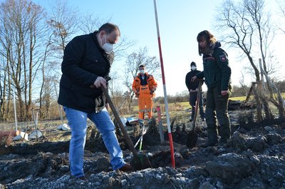Bürgermeister Thorsten Krüger pflanzt den ersten von 35.000 Bäumen