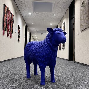 ein "Blaues Schaf" auf dem Flur im Rathaus Langen