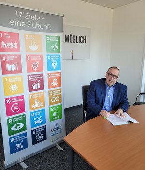 Thorsten Krüger unterzeichnet die Zielvereinbarung