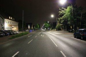 Ausleuchtung der Straßenbeleuchtung nach der Umrüstung auf LED am Beispiel einer Hauptverkehrstraße mit Abbiegespur, Parkstreifen u. Gehwegen dargestellt