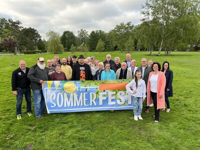 Organisatoren mit Banner im Kurpark