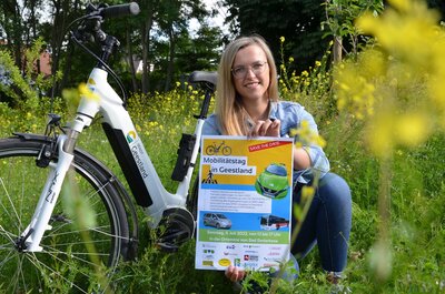 Klimaschutzmanagerin Katharina Koop hält einen Flyer zum Mobilitätstag in den Händen