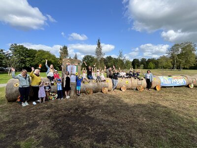 Kinder jubeln vor der Heulokomotive im Kurpark