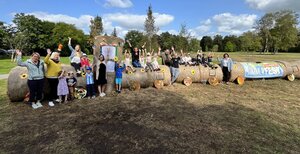 Kinder jubeln vor der Heulokomotive im Kurpark