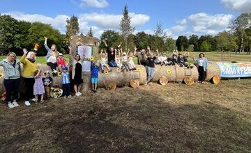 Kinder jubeln vor der Heulokomotive im Kurpark