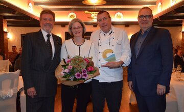 Wilfried Habenicht (ganz links) und Bürgermeister Thorsten Krüger (ganz rechts) überreichte den Unternehmerpreis an Andrea Roming und Klaus Manke.