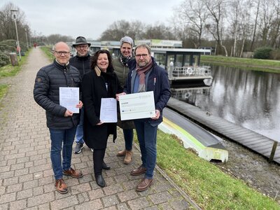 Lienhard Varo überreicht den Förderbescheid an Bürgermeisterin Gabi Kasten