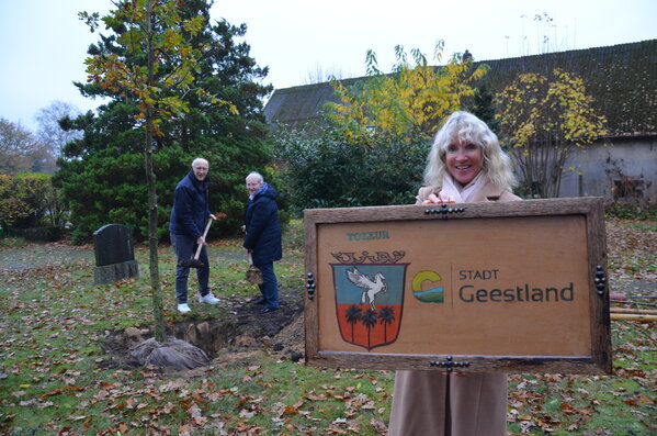 Vertreter der Stadt Geestland pflanzen Baum auf dem Neuenwalder Friedhof