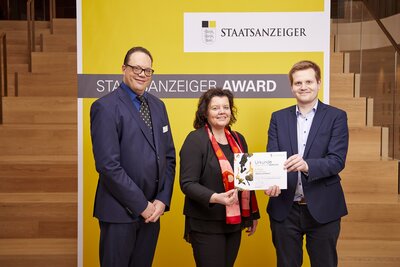 Staatsanzeiger-Chefredakteur Rafael Binkowski (von links) gratulierte Geestlands Bürgermeisterin Gabi Kasten und Pressesprecher Merlin Hinkelmann zur Auszeichnung. 