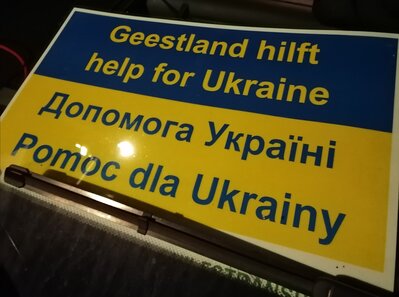 "Geestland hilft" vor ukrainischer Flagge