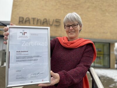 Sabine Wohlers mit Zertifikat in der Hand
