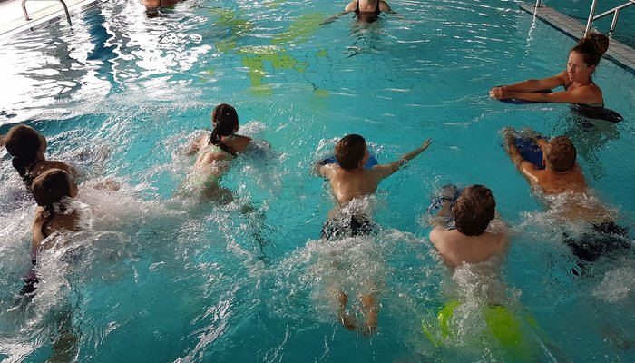 Schüler beim Schwimmkurs in der Moor-Therme