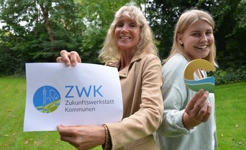 Britta Murawski und Leonie Näth mit ZWK-Logo