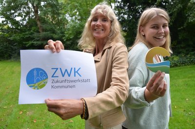 Britta Murawski und Leonie Näth mit ZWK-Logo
